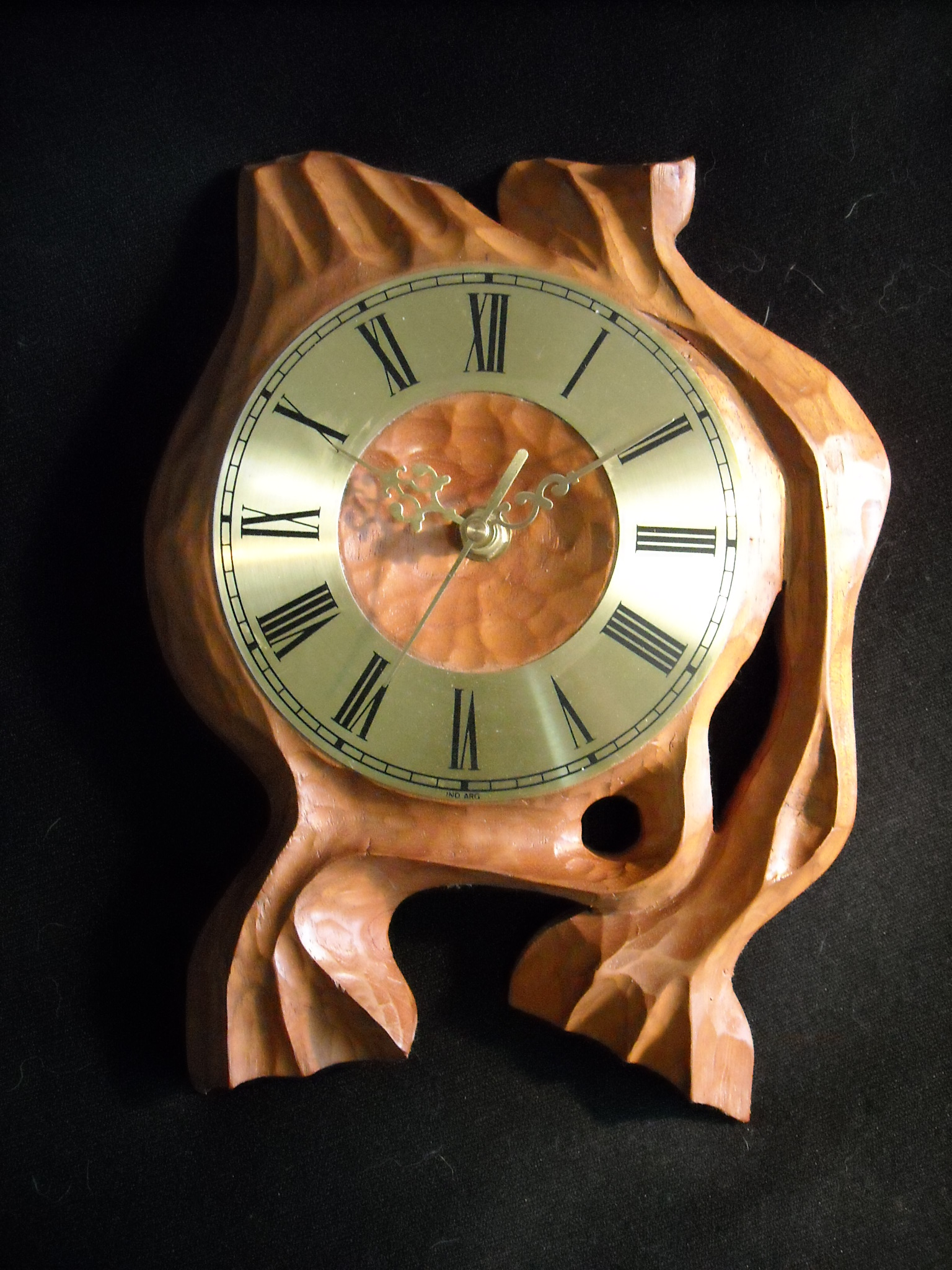 Reloj abstracto tallado en madera de cedro